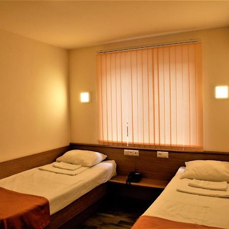 Albert House Hotel&Tours Jerevan Buitenkant foto