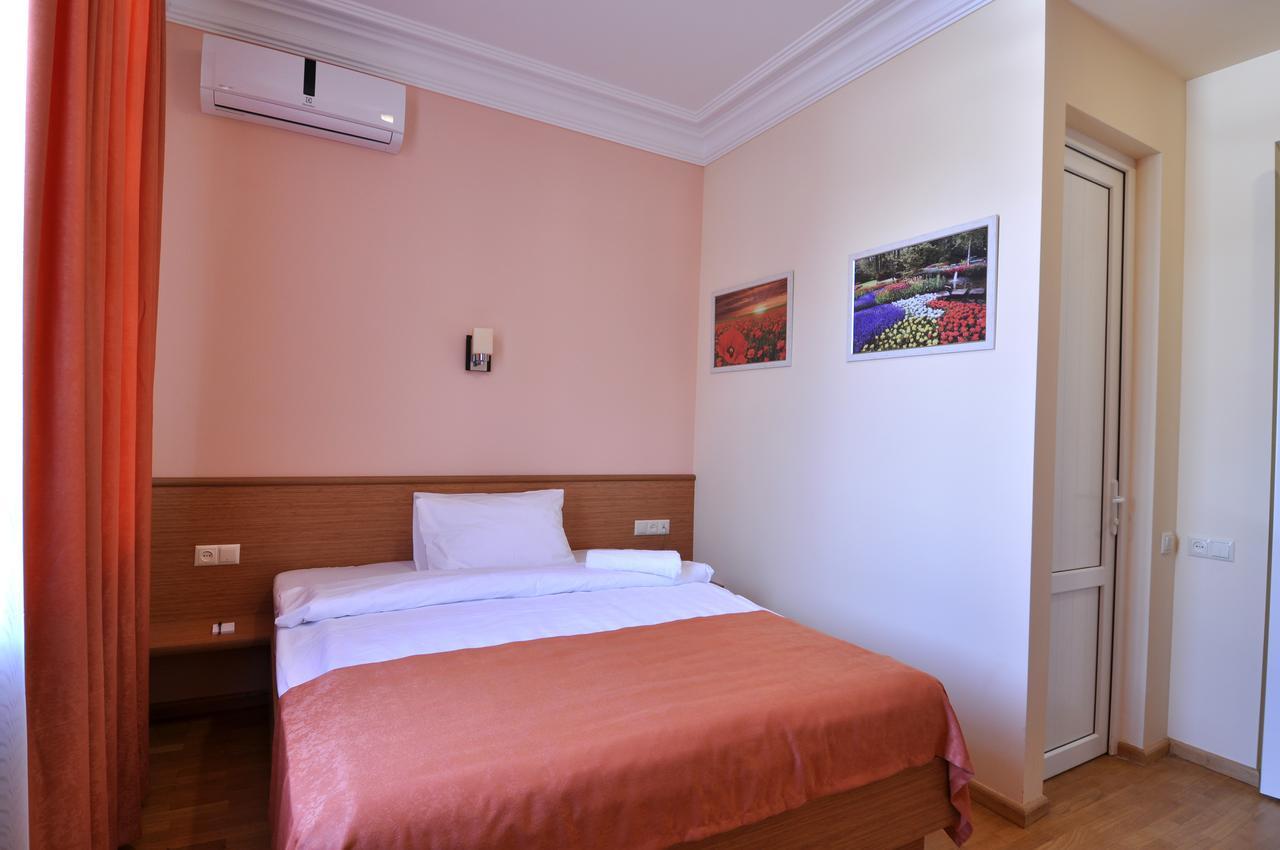 Albert House Hotel&Tours Jerevan Buitenkant foto